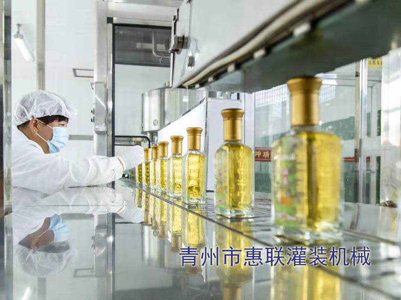 小瓶食用油灌裝機灌裝現場