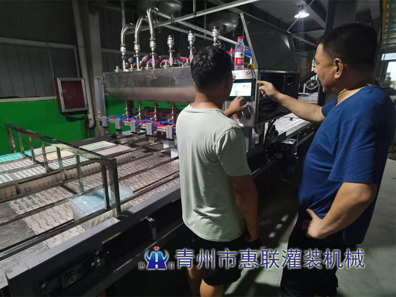 德州多排全自動化工原料灌裝機調試完成
